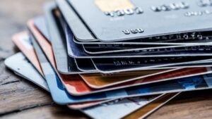 Llevas años pagando tu tarjeta y la deuda no baja: ¿qué está pasando y cómo salir de esto?